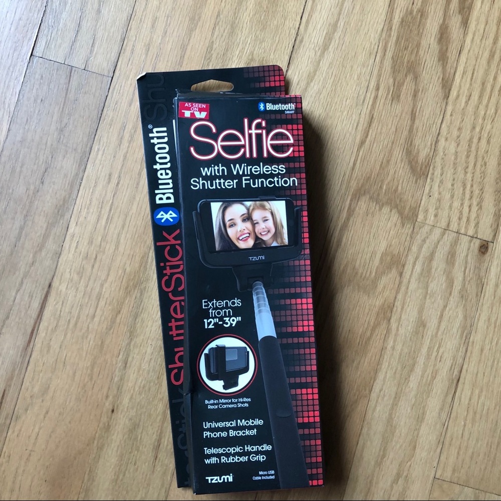 Selfie stick that adjusts to any phone size